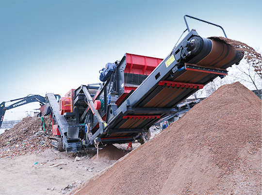 為什么礦山與建筑行業(yè)老板都在用履帶式移動破碎站？ ——探秘紅星機器的“高效利器”
