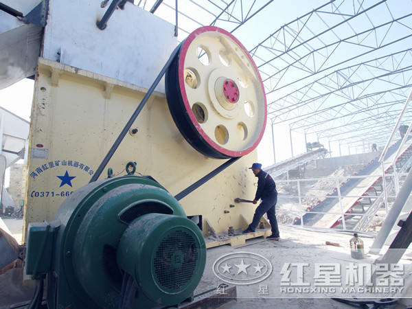 張旭在現場對設備進行檢修 張旭在現場對設備進行檢修